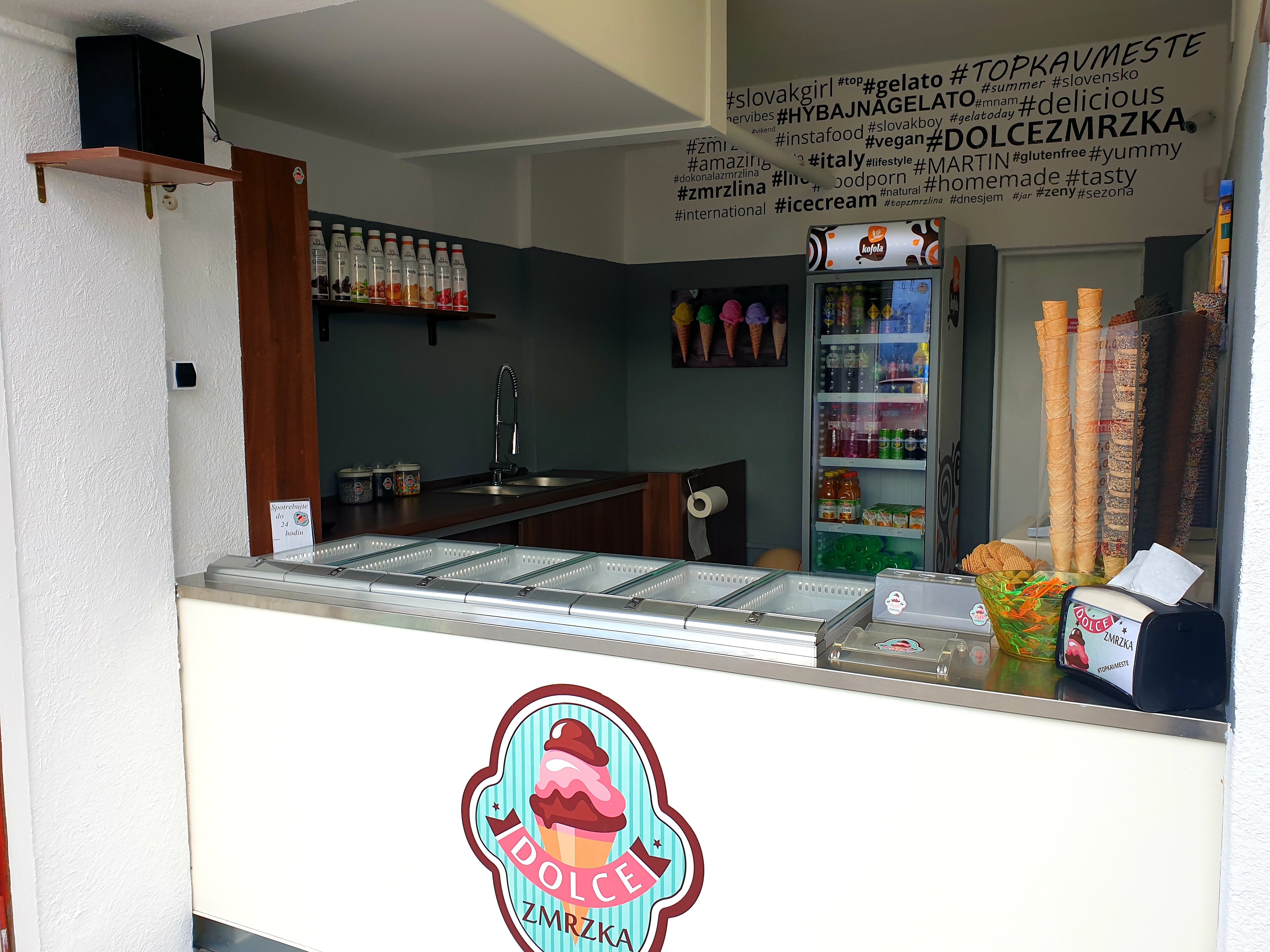 Stánok DOLCE Zmrzka v Košútoch s cenníkom Gelato